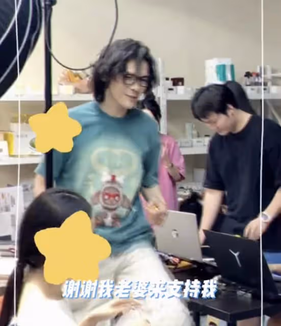 向佐工作獲郭碧婷甜蜜探班,2歲女兒幫爸爸卸妝,叼奶嘴萌態十足
