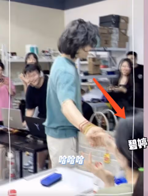 向佐工作獲郭碧婷甜蜜探班,2歲女兒幫爸爸卸妝,叼奶嘴萌態十足