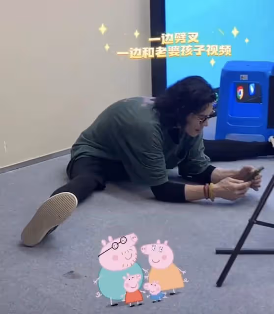 向佐工作獲郭碧婷甜蜜探班,2歲女兒幫爸爸卸妝,叼奶嘴萌態十足