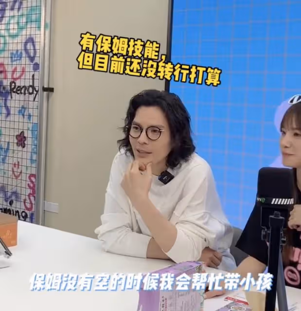 向佐工作獲郭碧婷甜蜜探班,2歲女兒幫爸爸卸妝,叼奶嘴萌態十足
