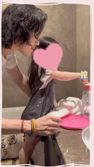 向佐工作獲郭碧婷甜蜜探班,2歲女兒幫爸爸卸妝,叼奶嘴萌態十足