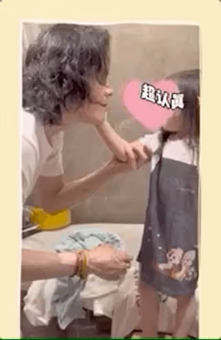 向佐工作獲郭碧婷甜蜜探班,2歲女兒幫爸爸卸妝,叼奶嘴萌態十足
