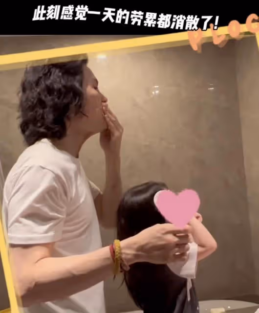 向佐工作獲郭碧婷甜蜜探班,2歲女兒幫爸爸卸妝,叼奶嘴萌態十足