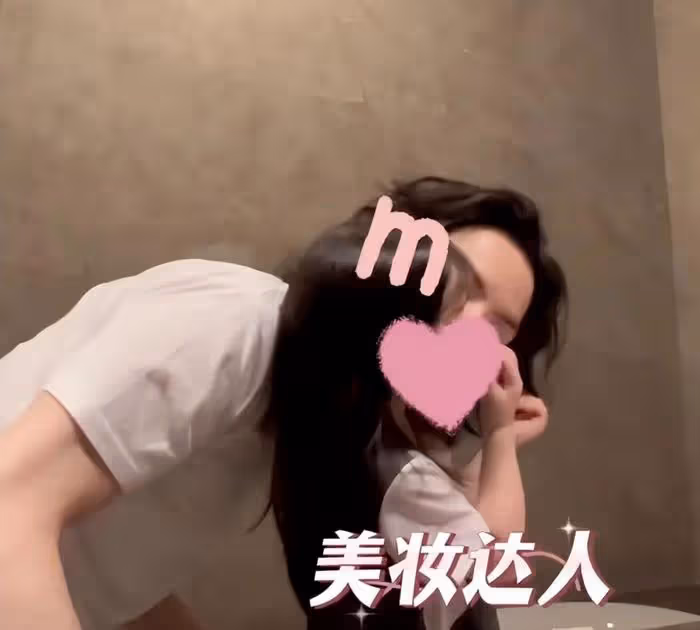 向佐工作獲郭碧婷甜蜜探班,2歲女兒幫爸爸卸妝,叼奶嘴萌態十足