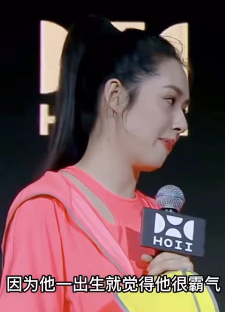 向佐工作獲郭碧婷甜蜜探班,2歲女兒幫爸爸卸妝,叼奶嘴萌態十足