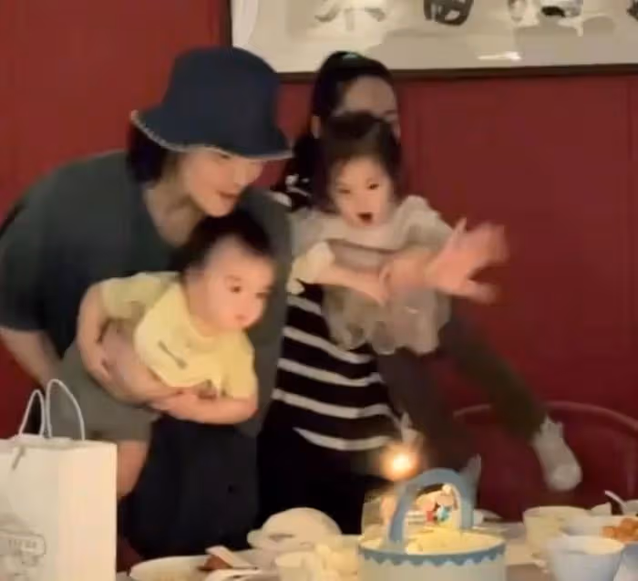 向佐工作獲郭碧婷甜蜜探班,2歲女兒幫爸爸卸妝,叼奶嘴萌態十足