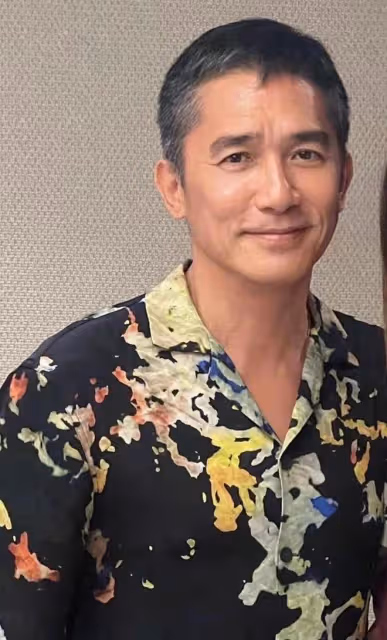 梁朝偉回國兩鬢斑白,緊摟富婆合影心情佳,穿4000多襯衣肌肉緊實