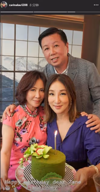 梁朝偉回國兩鬢斑白,緊摟富婆合影心情佳,穿4000多襯衣肌肉緊實