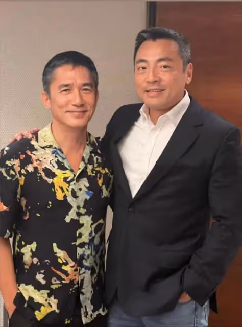 梁朝偉回國兩鬢斑白,緊摟富婆合影心情佳,穿4000多襯衣肌肉緊實
