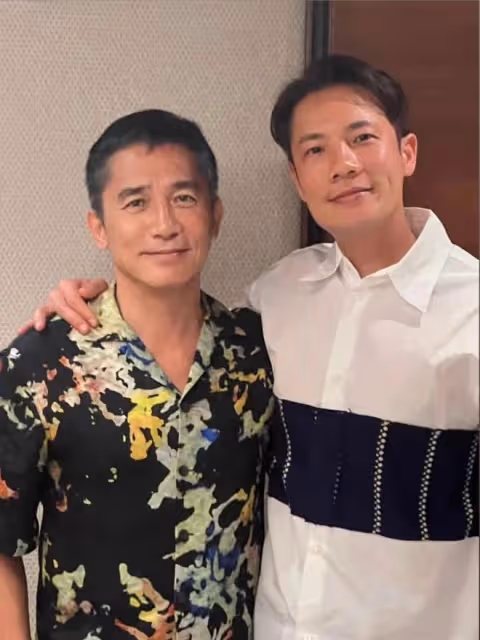 梁朝偉回國兩鬢斑白,緊摟富婆合影心情佳,穿4000多襯衣肌肉緊實
