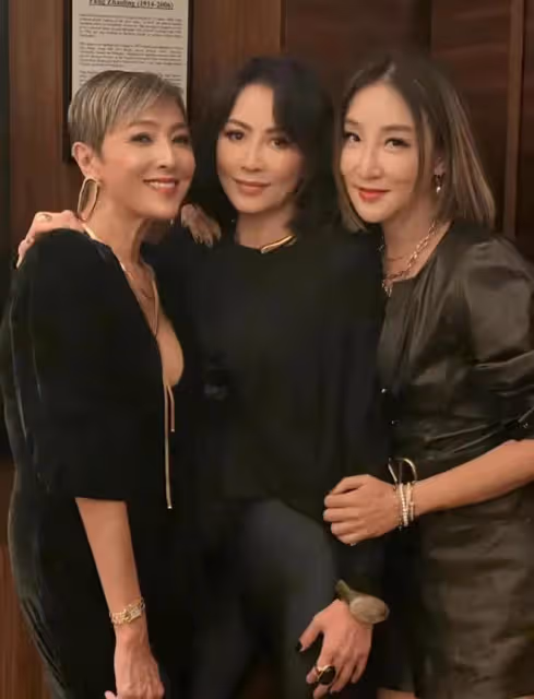 梁朝偉回國兩鬢斑白,緊摟富婆合影心情佳,穿4000多襯衣肌肉緊實