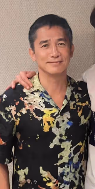 梁朝偉回國兩鬢斑白,緊摟富婆合影心情佳,穿4000多襯衣肌肉緊實