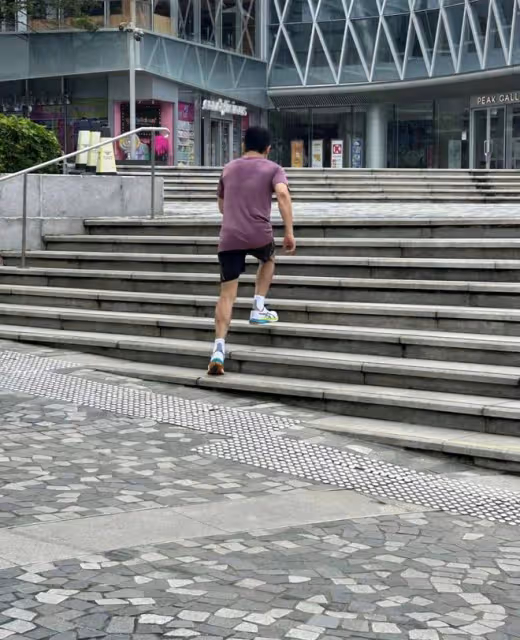 梁朝偉回國兩鬢斑白,緊摟富婆合影心情佳,穿4000多襯衣肌肉緊實