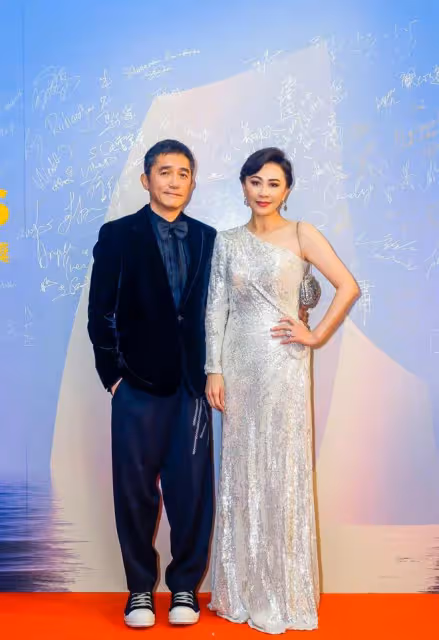 梁朝偉回國兩鬢斑白,緊摟富婆合影心情佳,穿4000多襯衣肌肉緊實