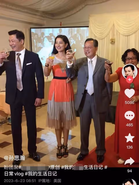 57歲戲骨長居美國,與妻女分居1年曬全家福表思念,女兒近一米八