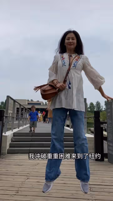 57歲戲骨長居美國,與妻女分居1年曬全家福表思念,女兒近一米八