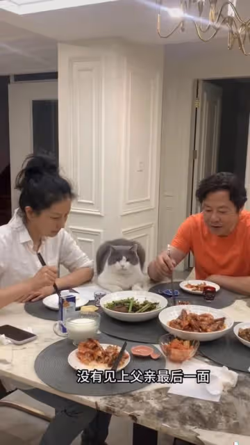 57歲戲骨長居美國,與妻女分居1年曬全家福表思念,女兒近一米八
