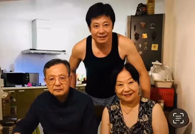 57歲戲骨長居美國,與妻女分居1年曬全家福表思念,女兒近一米八