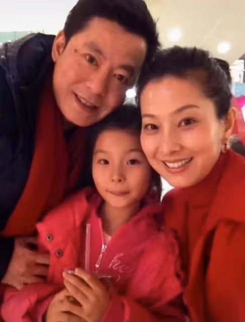 57歲戲骨長居美國,與妻女分居1年曬全家福表思念,女兒近一米八