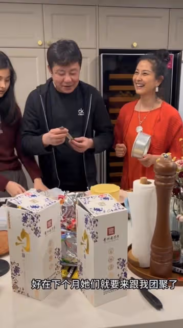 57歲戲骨長居美國,與妻女分居1年曬全家福表思念,女兒近一米八