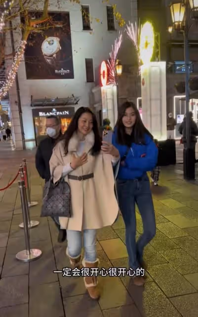 57歲戲骨長居美國,與妻女分居1年曬全家福表思念,女兒近一米八