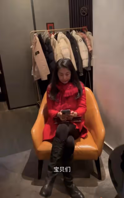 57歲戲骨長居美國,與妻女分居1年曬全家福表思念,女兒近一米八
