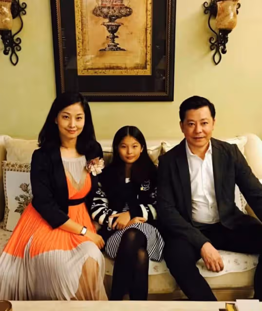 57歲戲骨長居美國,與妻女分居1年曬全家福表思念,女兒近一米八