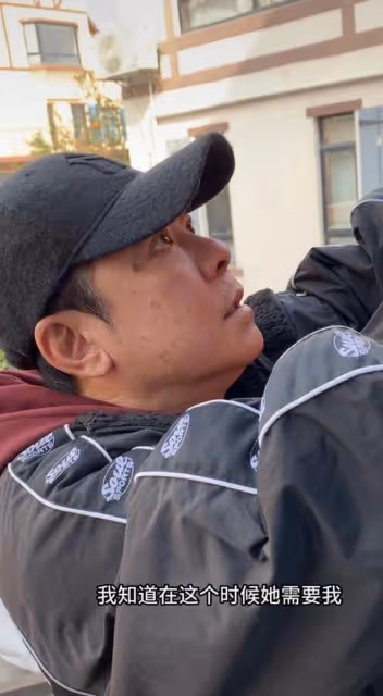 57歲戲骨長居美國,與妻女分居1年曬全家福表思念,女兒近一米八