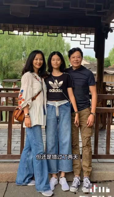 57歲戲骨長居美國,與妻女分居1年曬全家福表思念,女兒近一米八