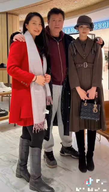 57歲戲骨長居美國,與妻女分居1年曬全家福表思念,女兒近一米八