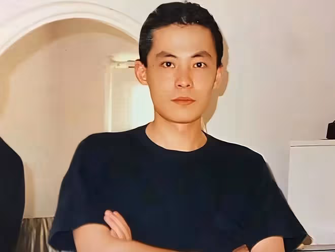 57歲戲骨長居美國,與妻女分居1年曬全家福表思念,女兒近一米八