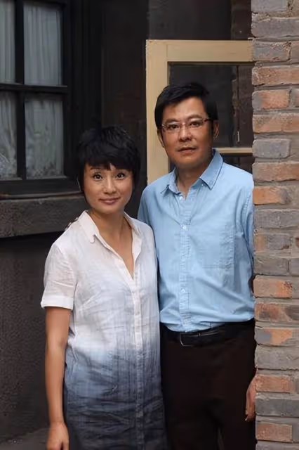 57歲戲骨長居美國,與妻女分居1年曬全家福表思念,女兒近一米八