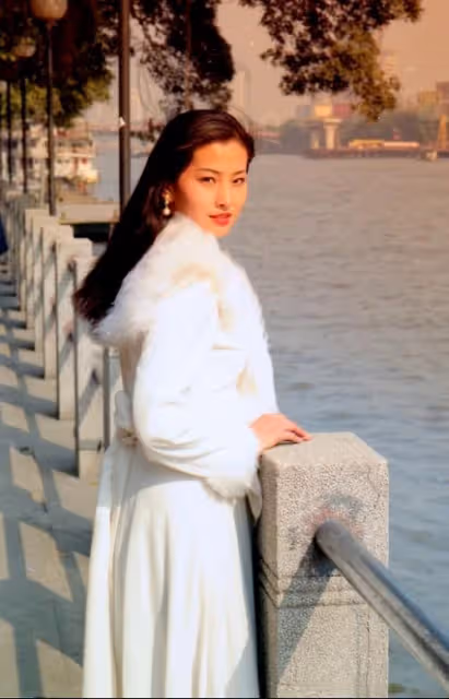 57歲戲骨長居美國,與妻女分居1年曬全家福表思念,女兒近一米八