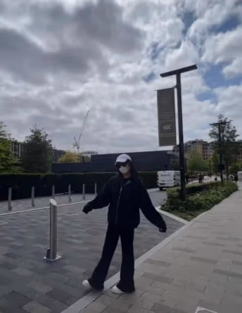 13歲王詩齡國外生活太瀟灑!玩電玩舉瓶喝酒,穿露臍裝秀大長腿
