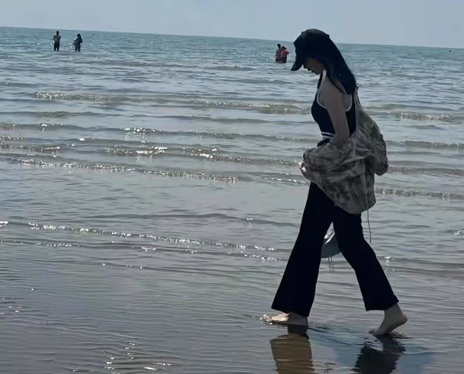 13歲王詩齡國外生活太瀟灑!玩電玩舉瓶喝酒,穿露臍裝秀大長腿