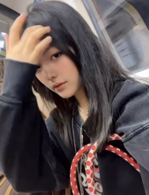 13歲王詩齡國外生活太瀟灑!玩電玩舉瓶喝酒,穿露臍裝秀大長腿
