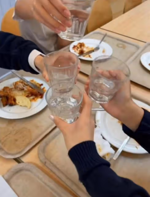 13歲王詩齡國外生活太瀟灑!玩電玩舉瓶喝酒,穿露臍裝秀大長腿