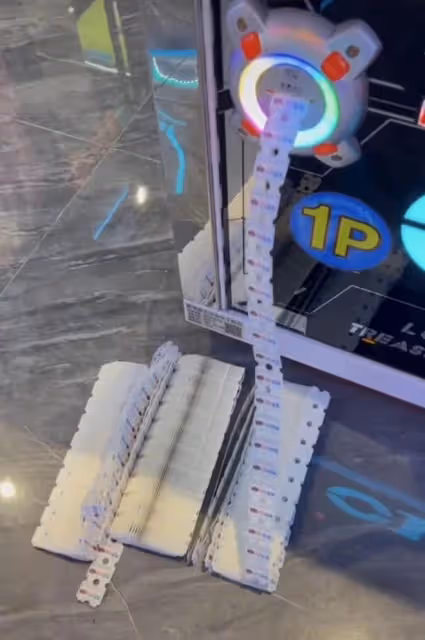 13歲王詩齡國外生活太瀟灑!玩電玩舉瓶喝酒,穿露臍裝秀大長腿