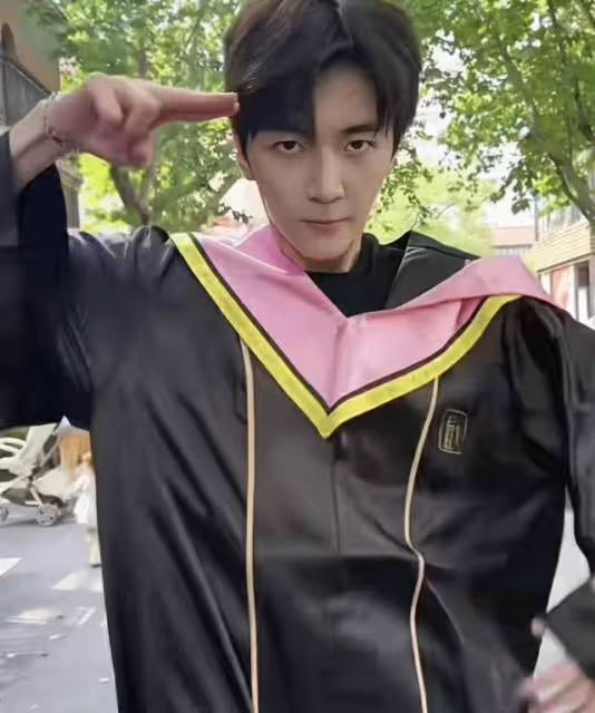 香港知名星二代上戲畢業!穿學士袍跳舞,長相帥氣身高近1米9