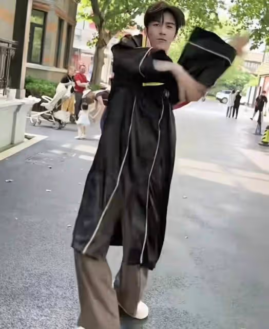 香港知名星二代上戲畢業!穿學士袍跳舞,長相帥氣身高近1米9