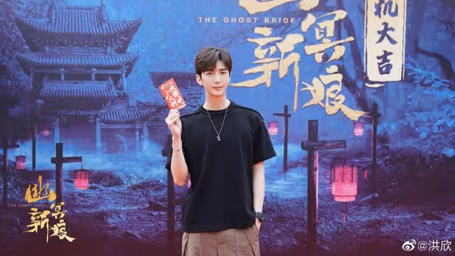 香港知名星二代上戲畢業!穿學士袍跳舞,長相帥氣身高近1米9