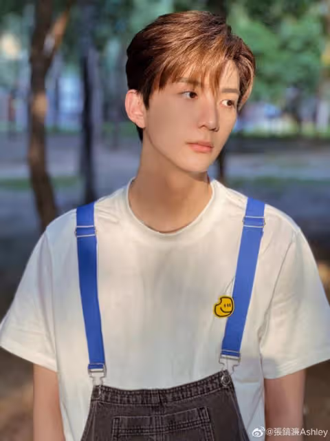 香港知名星二代上戲畢業!穿學士袍跳舞,長相帥氣身高近1米9