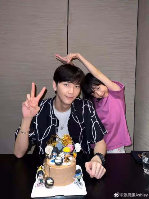 香港知名星二代上戲畢業!穿學士袍跳舞,長相帥氣身高近1米9