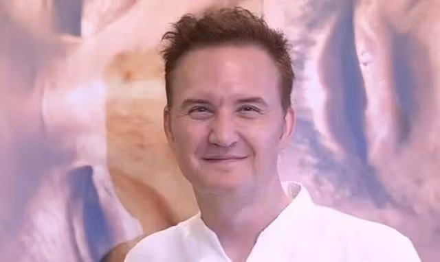 香港知名男星升級做爺爺,喜得雙胞胎孫兒,因沒存款太窮被離婚