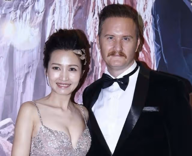 香港知名男星升級做爺爺,喜得雙胞胎孫兒,因沒存款太窮被離婚
