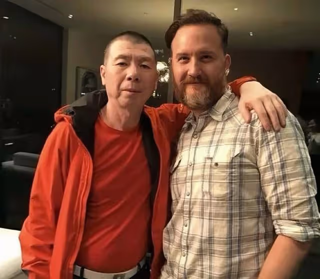 香港知名男星升級做爺爺,喜得雙胞胎孫兒,因沒存款太窮被離婚