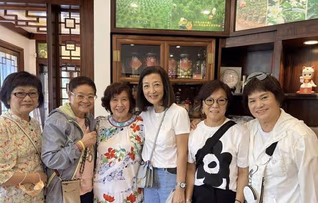 TVB知名戲骨現身內地旅行!一身行頭超20萬,被指圈中隱形富婆