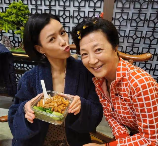 TVB知名戲骨現身內地旅行!一身行頭超20萬,被指圈中隱形富婆