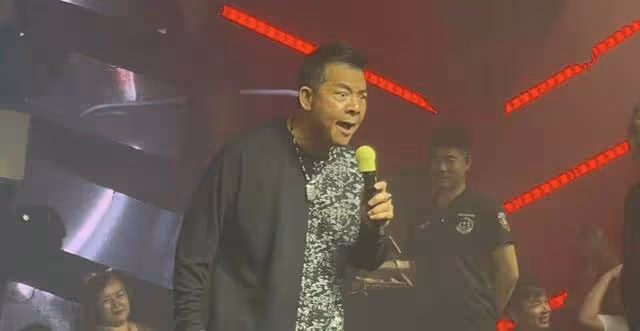 知名港星現身酒吧登台!突向觀眾席爆粗口,眾人反應讓人意外