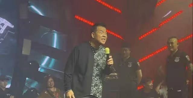 知名港星現身酒吧登台!突向觀眾席爆粗口,眾人反應讓人意外